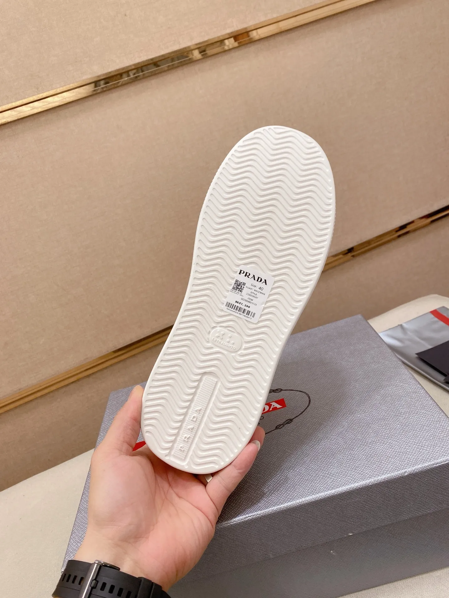 Factory price 560💰 ✔️✔️✔️Higher version High-quality new PRADA (Prada) counters are launched simultaneously. The new men's shoes and 😘fabric are made of selected first-layer cowhide with superb craftsmanship. Lining: Full cowhide lining. 👍🏿 High-end ☄️ air-cushion molded anti-slip rubber outsole, exquisite lines, simple and elegant, comfortable and high-end for leisure travel. Code number: 38 to 45